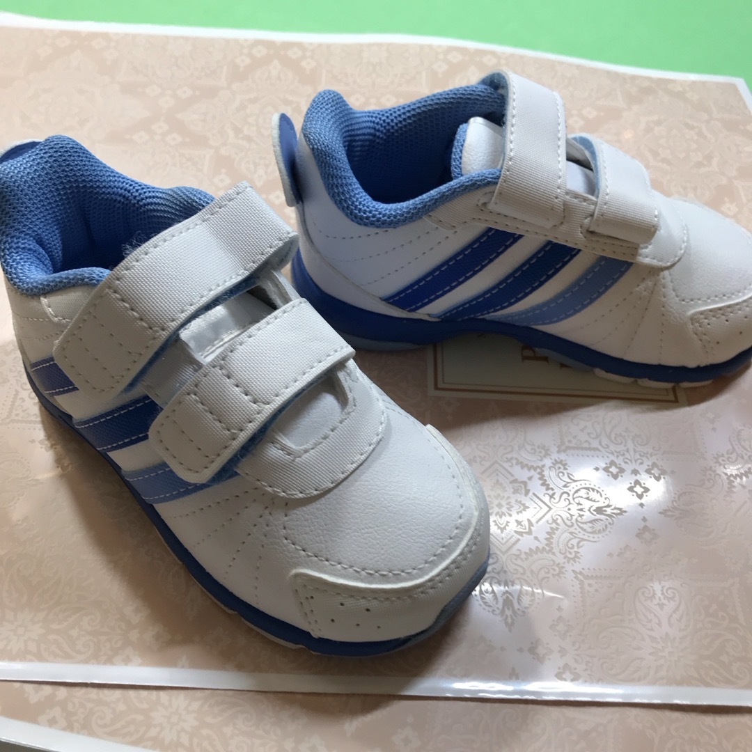 adidas(アディダス)のアディダス……子供シューズ…(13センチ)…新品未使用 キッズ/ベビー/マタニティのベビー靴/シューズ(~14cm)(スニーカー)の商品写真