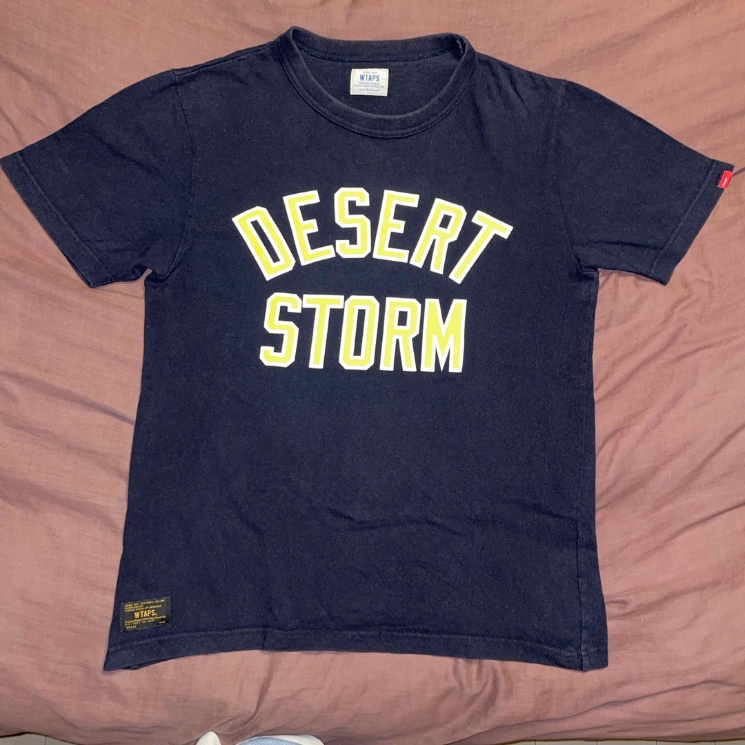 W)taps(ダブルタップス)のWTAPS DESERT STORM ダブルタップス ロゴプリント Tシャツ M メンズのトップス(Tシャツ/カットソー(半袖/袖なし))の商品写真