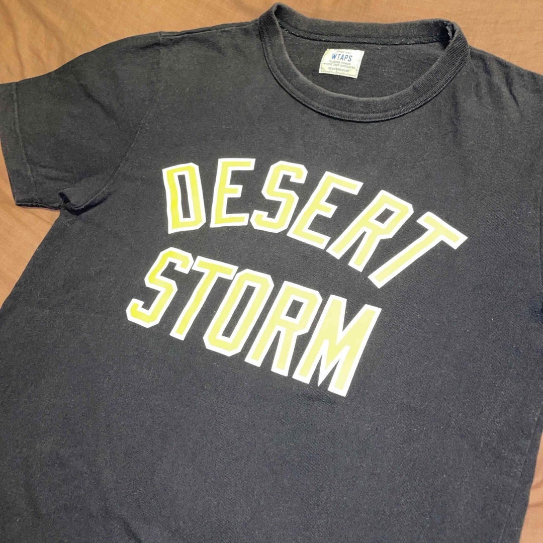 W)taps(ダブルタップス)のWTAPS DESERT STORM ダブルタップス ロゴプリント Tシャツ M メンズのトップス(Tシャツ/カットソー(半袖/袖なし))の商品写真