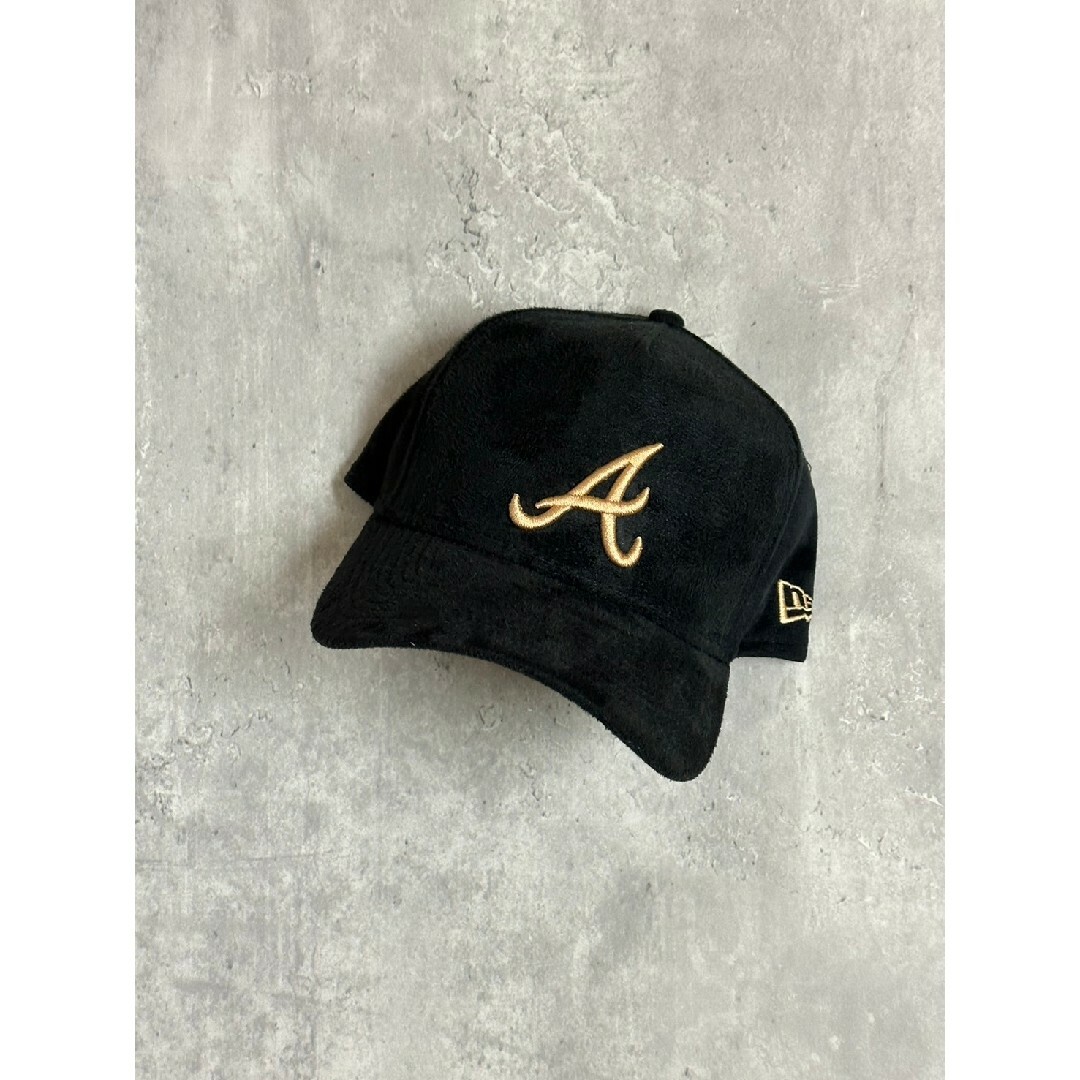 NEW ERA(ニューエラー)のニューエラ アトランタブレーブス スウェードレザー ストラップバックキャップ メンズの帽子(キャップ)の商品写真