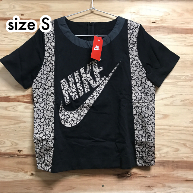 NIKE(ナイキ)の★新品送料込 S NIKE リバティ Tシャツ 花柄 BIG SWOOSH   レディースのトップス(Tシャツ(半袖/袖なし))の商品写真