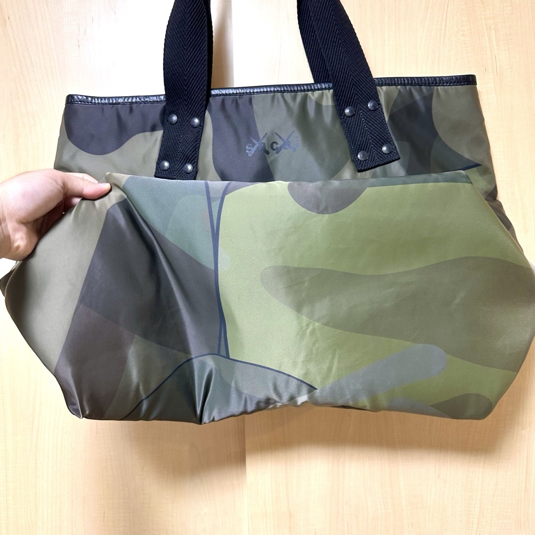 sacai(サカイ)のsacai × KAWS - LARGE BAG " CAMO " メンズのバッグ(トートバッグ)の商品写真