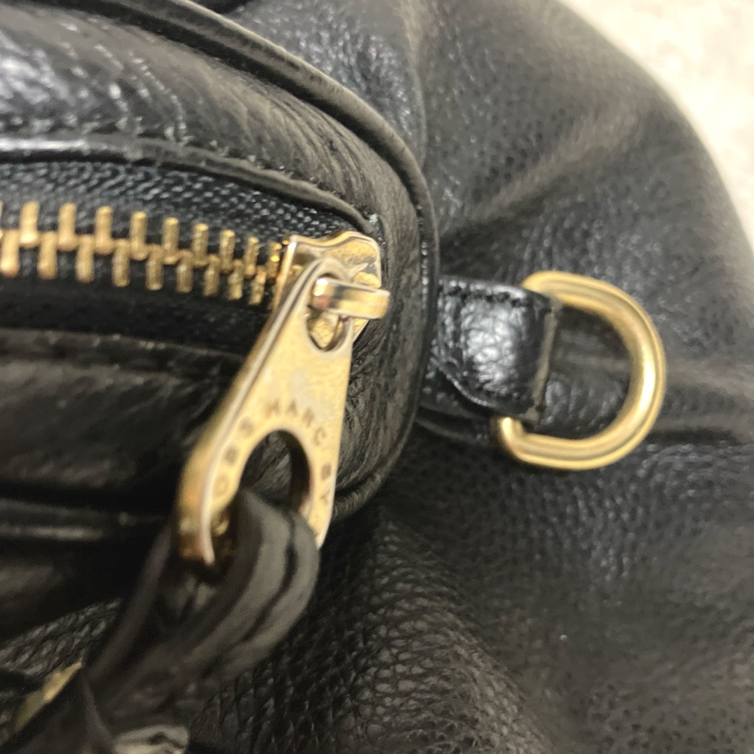 MARC JACOBS(マークジェイコブス)のマークジェイコブス　2way  ブラック　シボ革　本革　チャーム付き レディースのバッグ(ショルダーバッグ)の商品写真