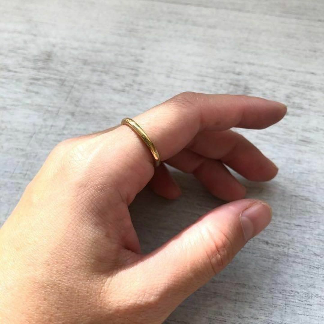 アレルギー対応！ステンレス製2mm甲丸ゴールドリング　指輪　ピンキーリング レディースのアクセサリー(リング(指輪))の商品写真