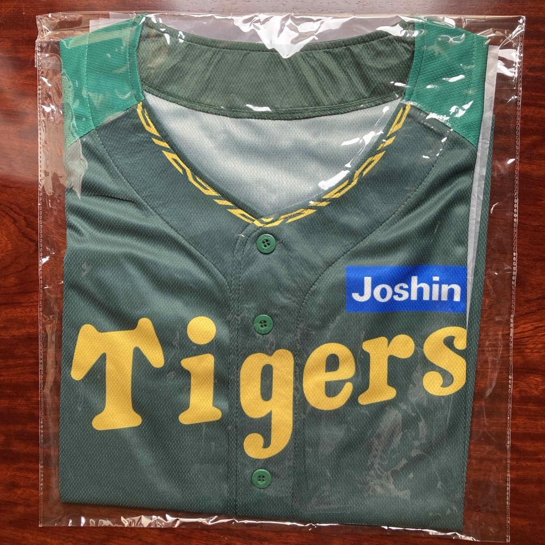 阪神タイガース(ハンシンタイガース)の阪神タイガース　ユニフォーム　Joshin ジョーシン　非売品 スポーツ/アウトドアの野球(応援グッズ)の商品写真