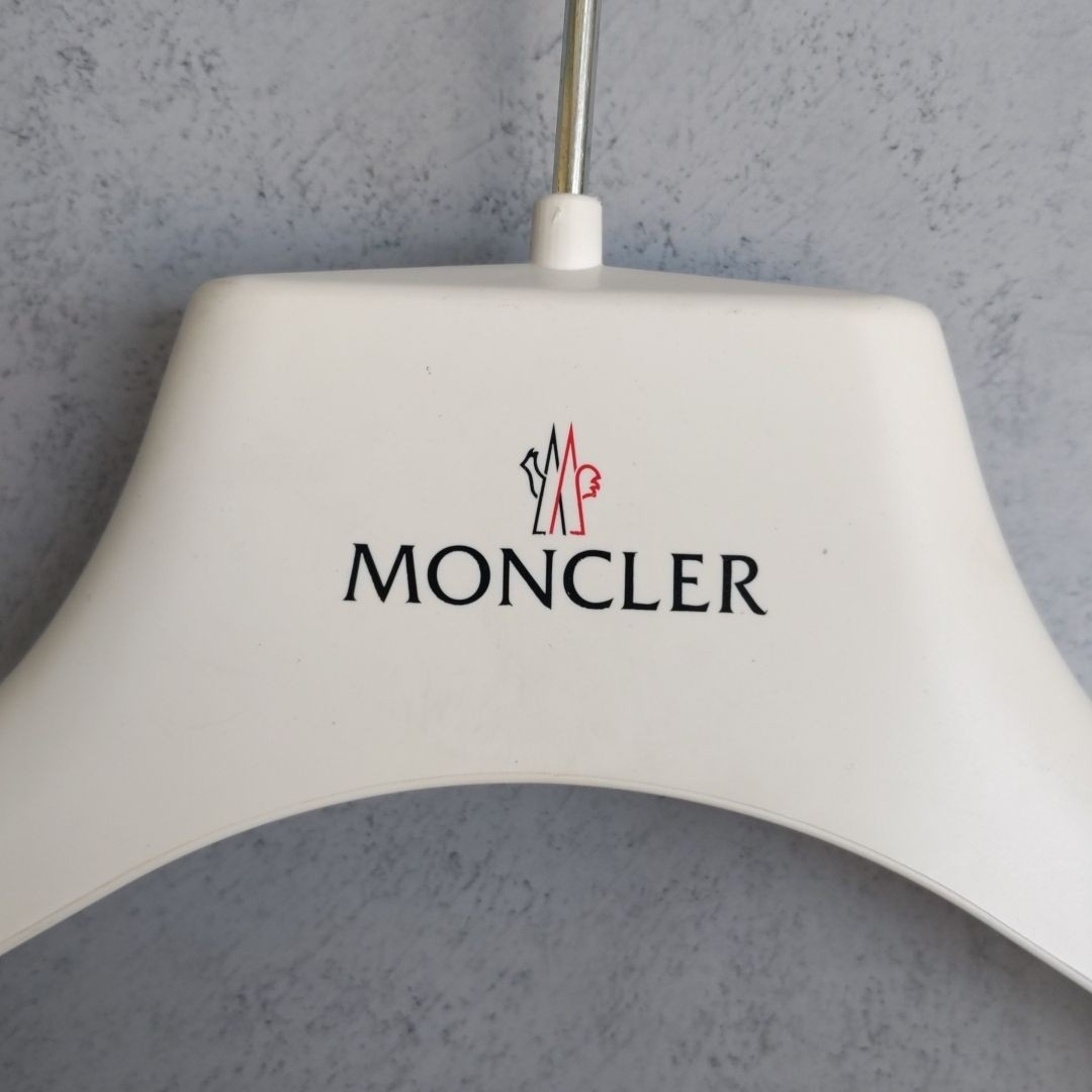 MONCLER(モンクレール)の【新品非売品】MONCLER(モンクレール)　オリジナルダウンハンガー　幅 42 メンズのジャケット/アウター(ダウンジャケット)の商品写真