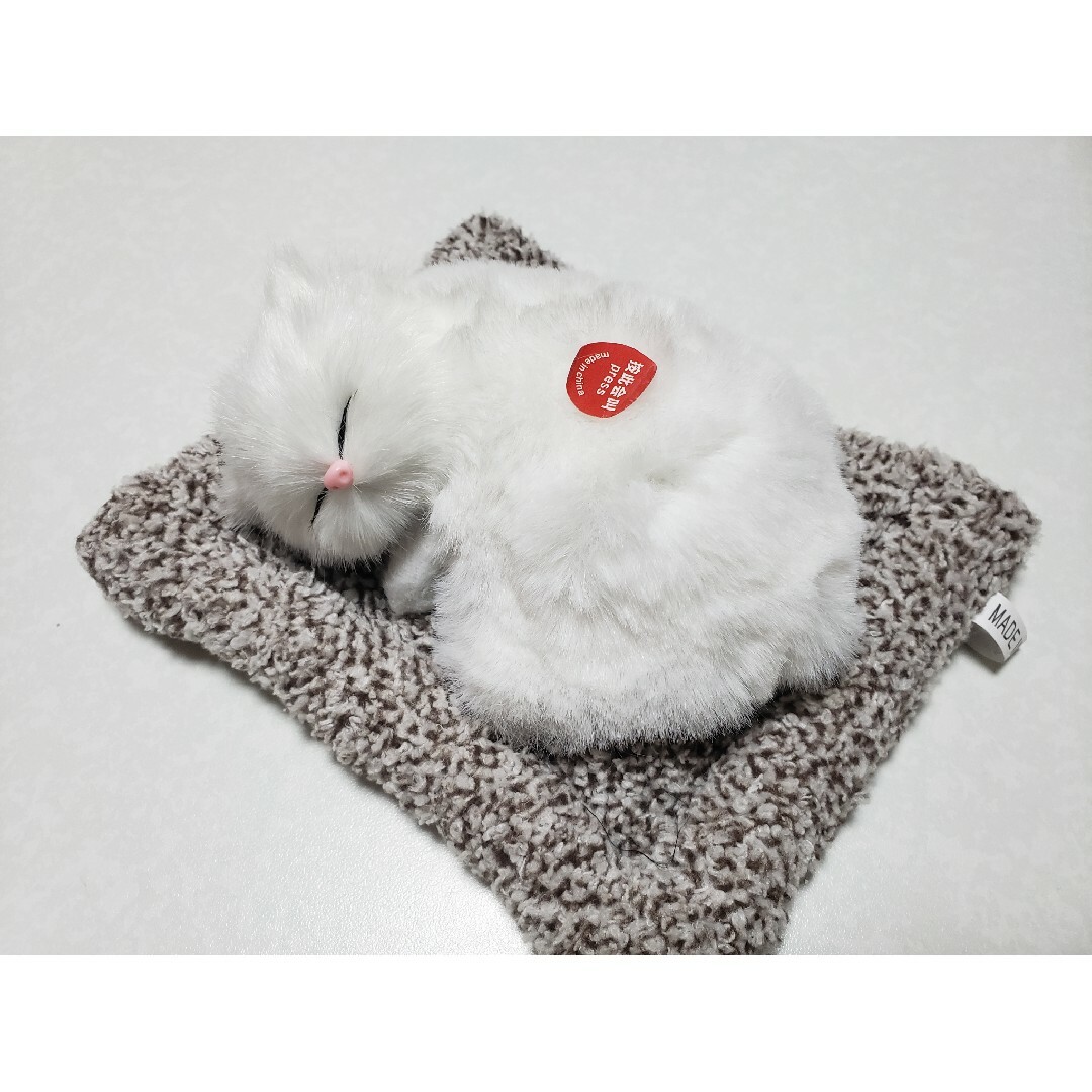 至福のにゃん寝　白猫 インテリア/住まい/日用品のインテリア小物(置物)の商品写真