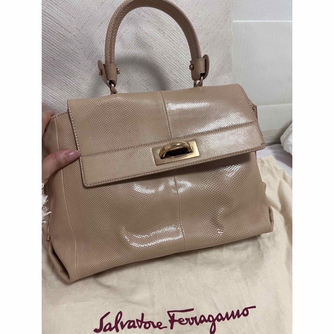 Salvatore Ferragamo(サルヴァトーレフェラガモ)のサルヴァトーレフェラガモ カバン バッグ 鞄 ショルダー ハンドバッグ レディースのバッグ(ショルダーバッグ)の商品写真