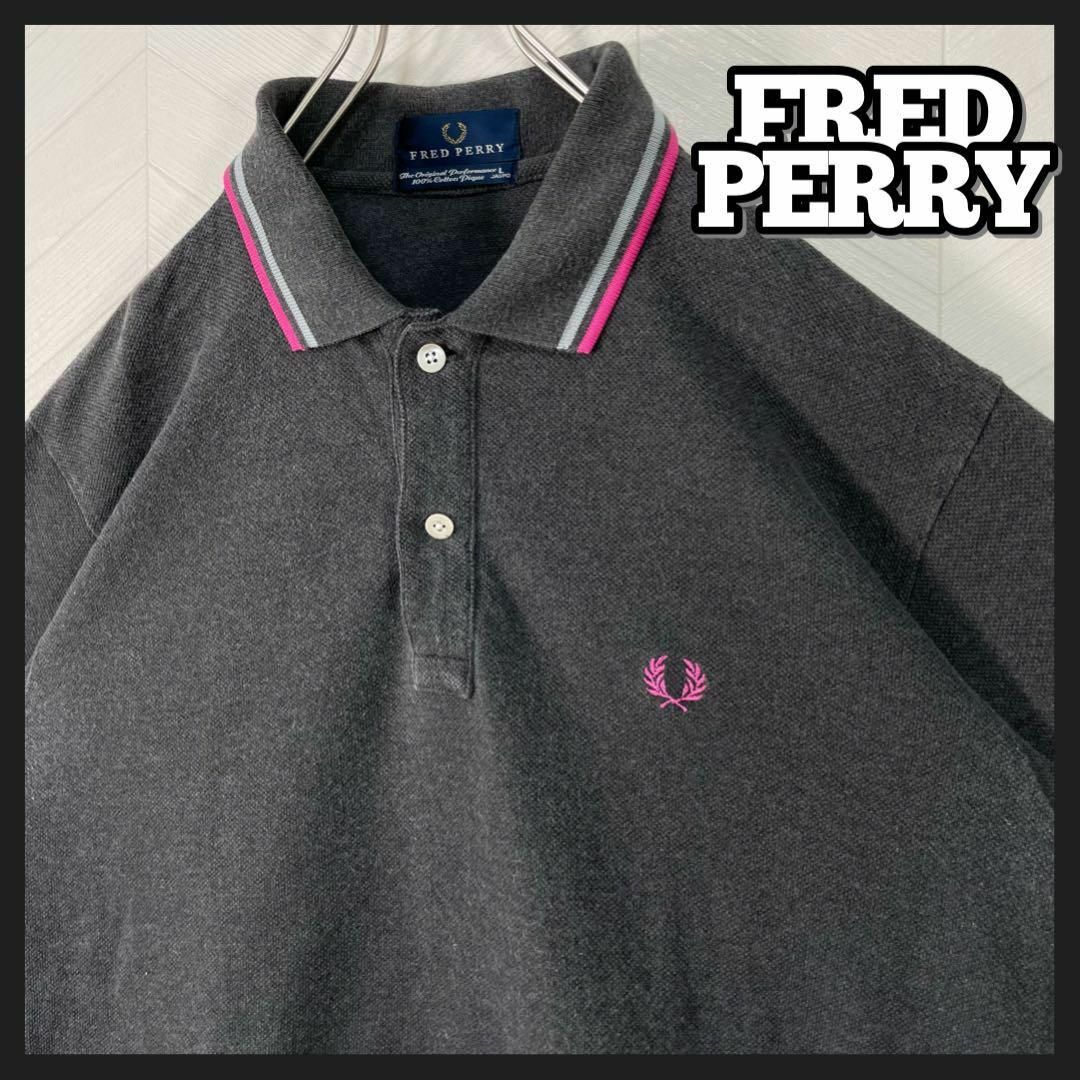 FRED PERRY(フレッドペリー)のFRED PERRY ポロシャツ M12 グレー ピンク 半袖 鹿子 刺繍ロゴ メンズのトップス(ポロシャツ)の商品写真