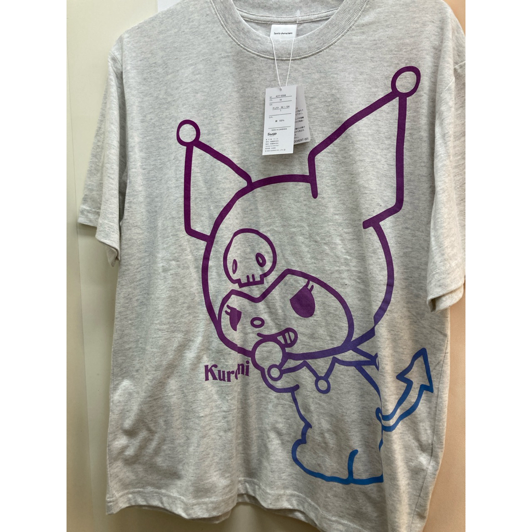 グレー 新品 紫 クロミ Tシャツ kuromi メンズ サンリオ SANRIO メンズのトップス(Tシャツ/カットソー(半袖/袖なし))の商品写真