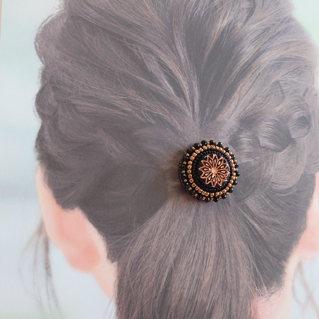 ヘアゴム　チェコガラスビーズ　刺繍　マットブラック　ブロンズ ハンドメイドのアクセサリー(ヘアアクセサリー)の商品写真