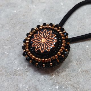 ヘアゴム　チェコガラスビーズ　刺繍　マットブラック　ブロンズ(ヘアアクセサリー)