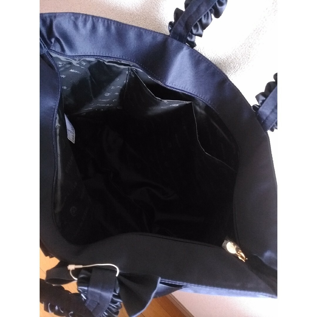 Maison de FLEUR(メゾンドフルール)の【新品】メゾンドフルール  ファスナー付 ダブルリボン フリルトート ネイビー レディースのバッグ(トートバッグ)の商品写真