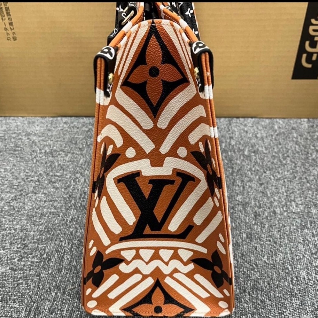 LOUIS VUITTON(ルイヴィトン)のVUITTON ルイヴィトン オンザゴーGM ジャイアントモノグラムキャンバス レディースのバッグ(トートバッグ)の商品写真