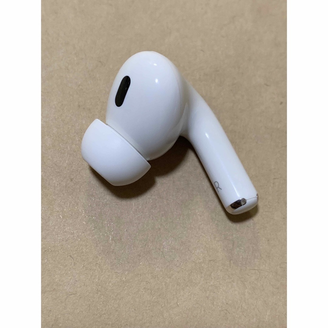 Apple(アップル)のAirPods Pro 第2世代 USB-C★A3047(R)右耳のみ＿1 スマホ/家電/カメラのオーディオ機器(ヘッドフォン/イヤフォン)の商品写真