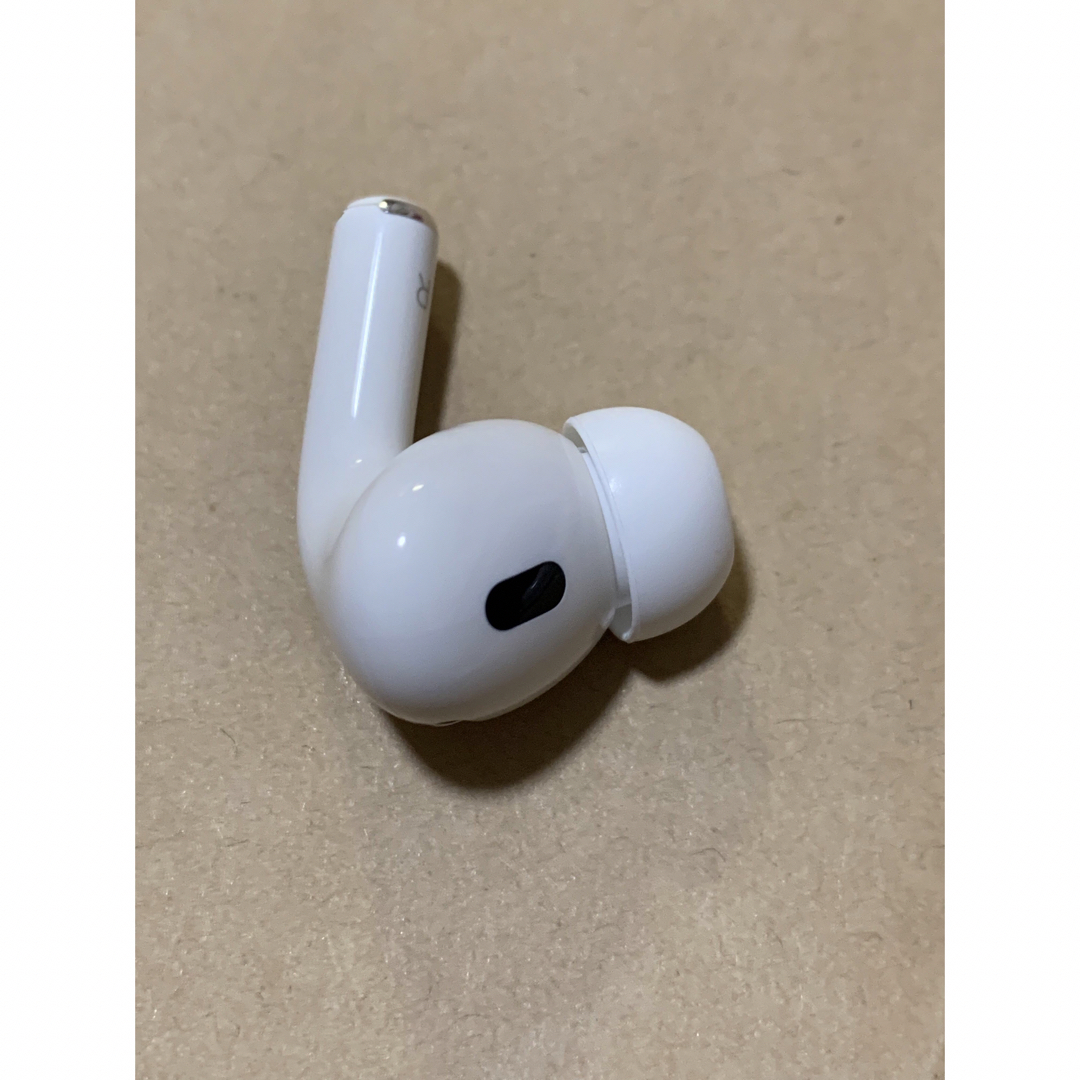 Apple(アップル)のAirPods Pro 第2世代 USB-C★A3047(R)右耳のみ＿1 スマホ/家電/カメラのオーディオ機器(ヘッドフォン/イヤフォン)の商品写真