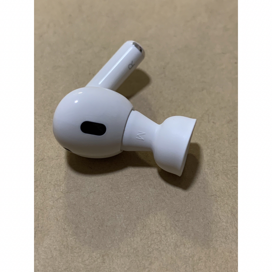 Apple(アップル)のAirPods Pro 第2世代 USB-C★A3047(R)右耳のみ＿1 スマホ/家電/カメラのオーディオ機器(ヘッドフォン/イヤフォン)の商品写真