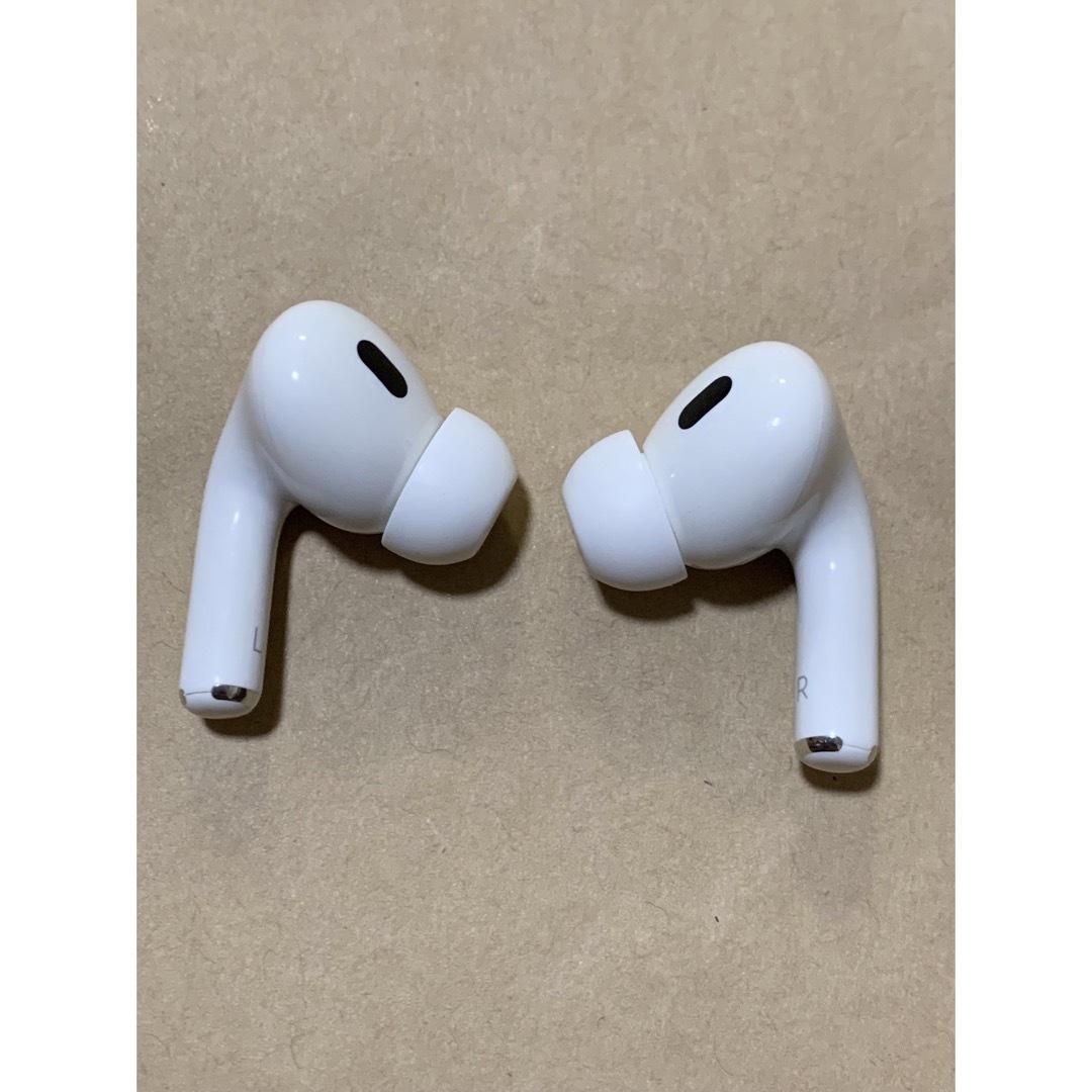 Apple(アップル)のAirPods Pro 第2世代 MQD83J/A (L)(R)右左セット＿ＸA スマホ/家電/カメラのオーディオ機器(ヘッドフォン/イヤフォン)の商品写真