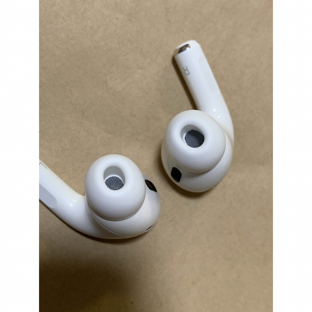 Apple(アップル)のAirPods Pro 第2世代 MQD83J/A (L)(R)右左セット＿ＸA スマホ/家電/カメラのオーディオ機器(ヘッドフォン/イヤフォン)の商品写真