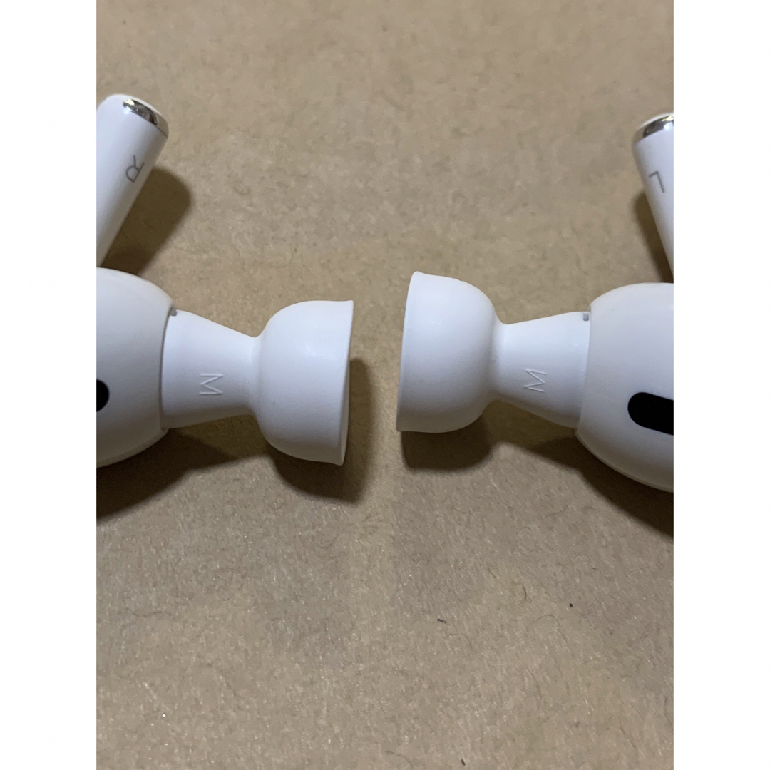 Apple(アップル)のAirPods Pro 第2世代 MQD83J/A (L)(R)右左セット＿ＸA スマホ/家電/カメラのオーディオ機器(ヘッドフォン/イヤフォン)の商品写真