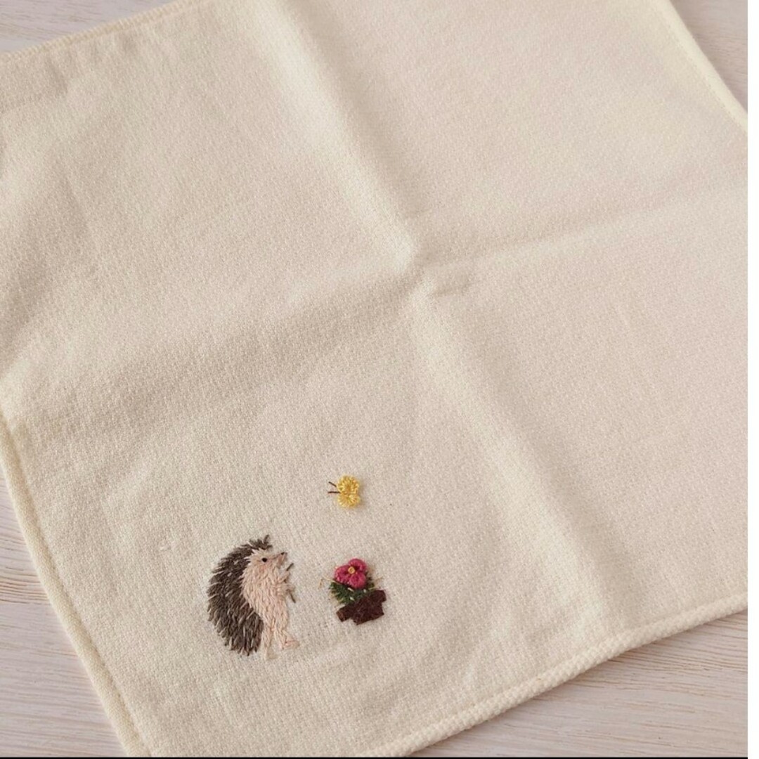 手刺繍入ちっちゃな タオルハンカチ【はりねずみ君とサボテン】 ハンドメイドのハンドメイド その他(その他)の商品写真