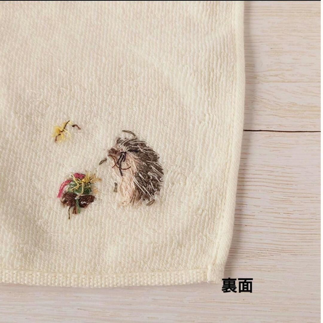 手刺繍入ちっちゃな タオルハンカチ【はりねずみ君とサボテン】 ハンドメイドのハンドメイド その他(その他)の商品写真