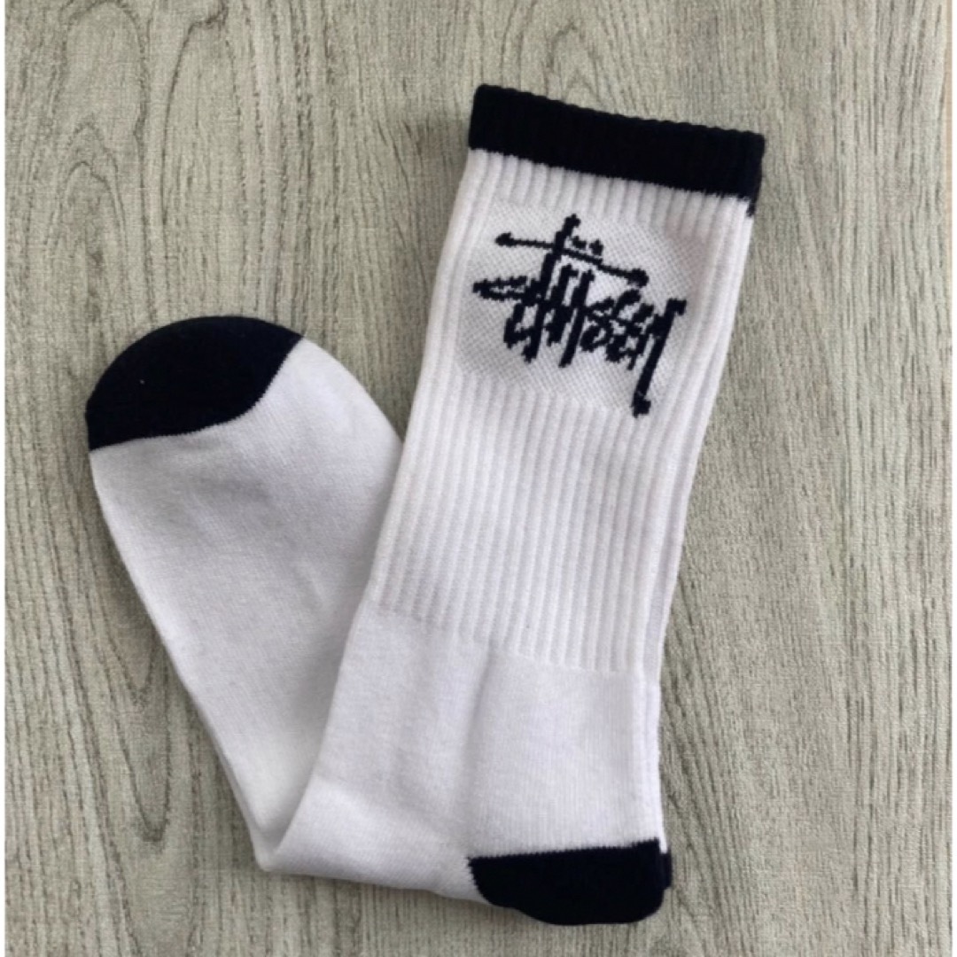 STUSSY(ステューシー)の白 Stussy ステューシー ロゴソックス メンズソックス 男性用靴下 メンズのレッグウェア(ソックス)の商品写真