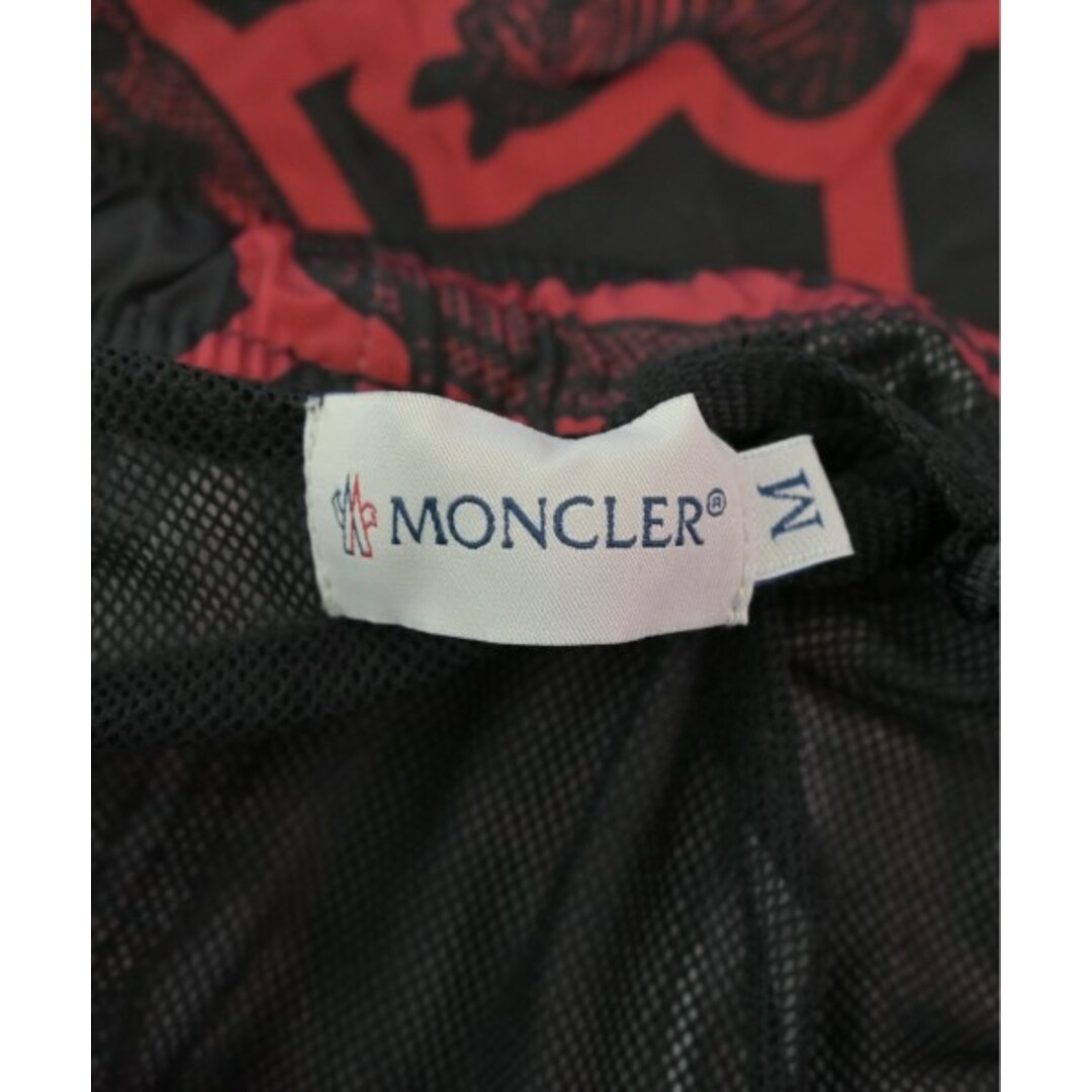 MONCLER GENIUS ショートパンツ M 黒x赤(総柄) 【古着】【中古】 メンズのパンツ(ショートパンツ)の商品写真