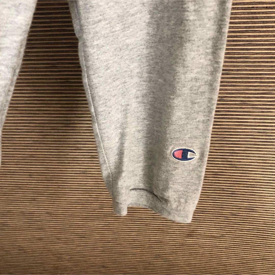 Champion(チャンピオン)の【チャンピオン】ロンT　カレジッロゴ　デカロゴ　グレー　アメフト　アーミー18 メンズのトップス(Tシャツ/カットソー(七分/長袖))の商品写真