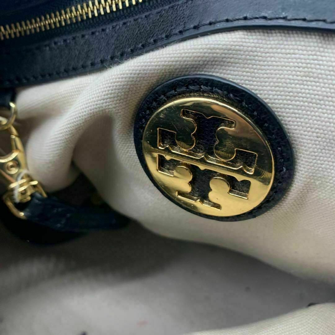 Tory Burch(トリーバーチ)のトリーバーチ スウェード レザー ワンショルダーバック 黒 ブラック ロゴ レディースのバッグ(ショルダーバッグ)の商品写真