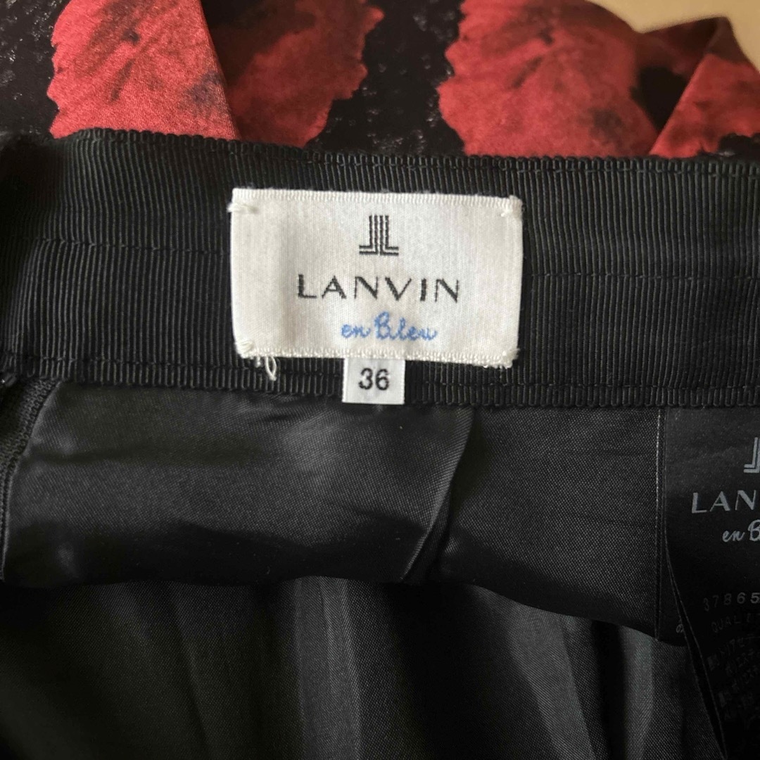 LANVIN en Bleu(ランバンオンブルー)のランバン　オン　ブルー　フラワータックスカート レディースのスカート(ひざ丈スカート)の商品写真
