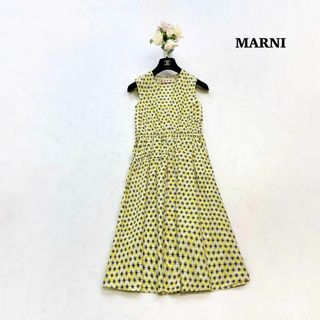 マルニ(Marni)の【MARNI】ノースリーブ　フレアワンピース　ひざ丈　総柄　イエロー　38(ひざ丈ワンピース)