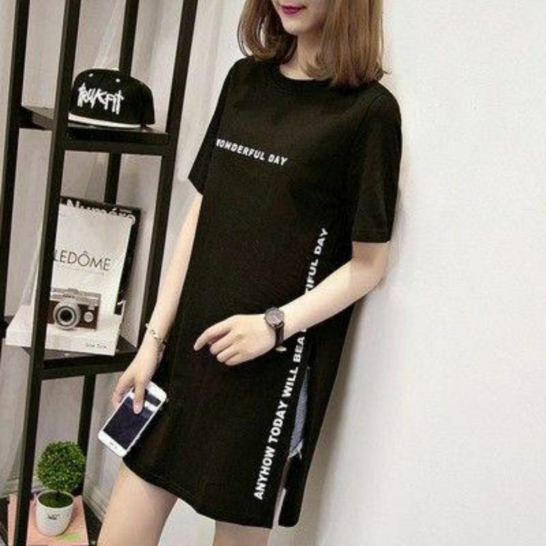 ロンT シンプル ブラック ロング丈Tシャツ ロゴ ゆったり スリット 韓国 レディースのトップス(Tシャツ(半袖/袖なし))の商品写真