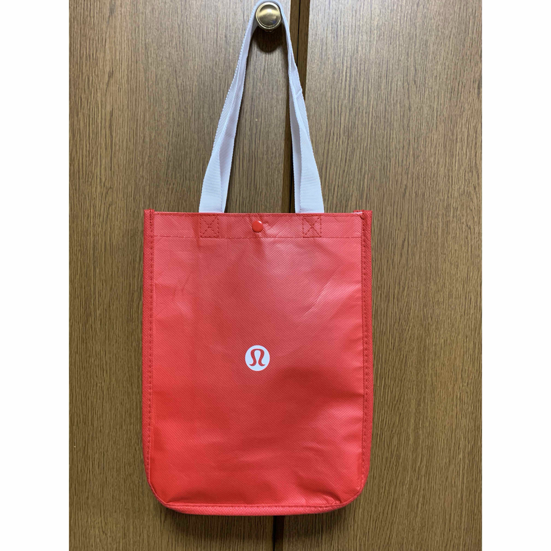 lululemon(ルルレモン)のルルレモン　ショップバッグ　赤 レディースのバッグ(トートバッグ)の商品写真