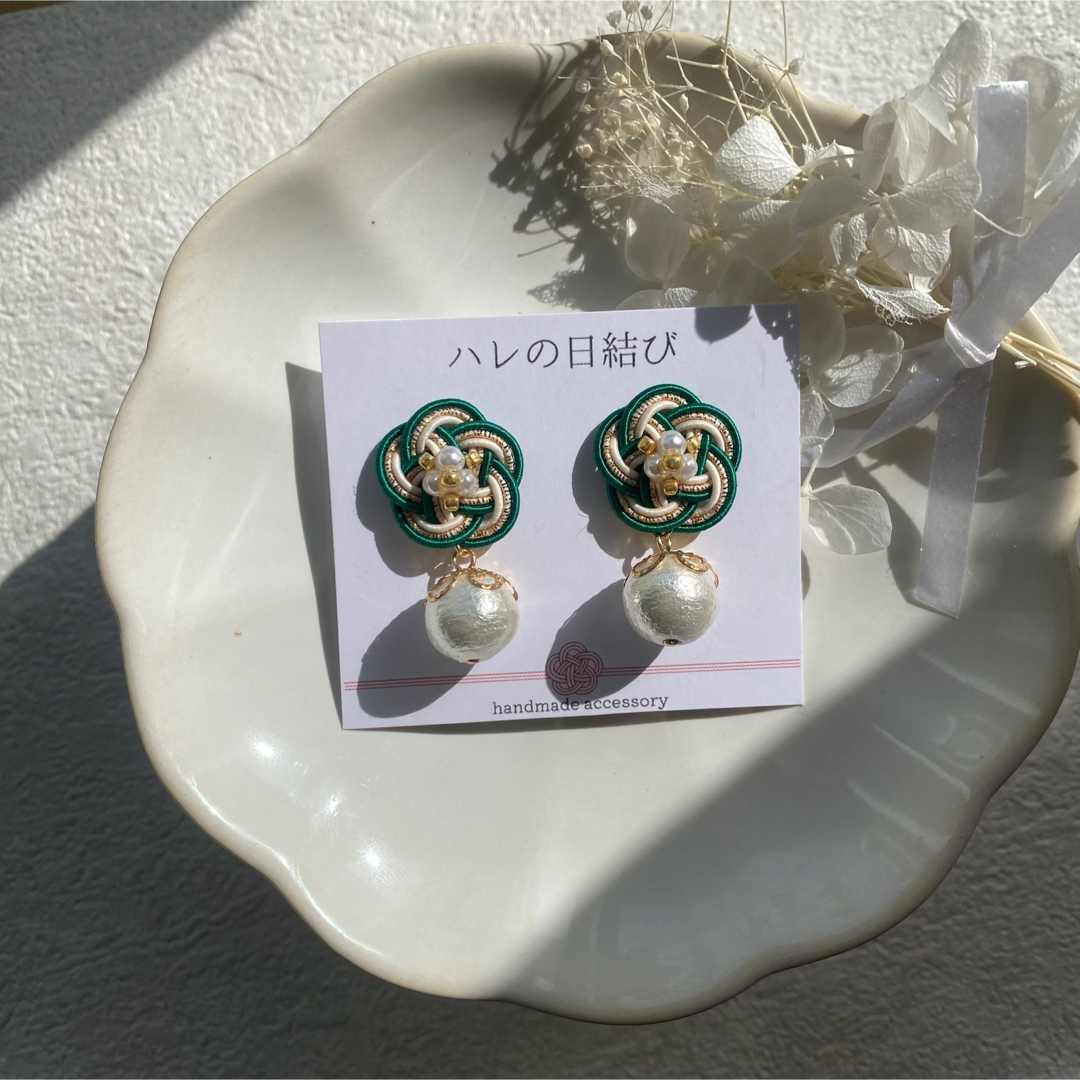 水引ピアス　ひとつぶ小梅コットンパール　緑×アイボリー結婚式　成人式　卒業式 ハンドメイドのアクセサリー(ピアス)の商品写真