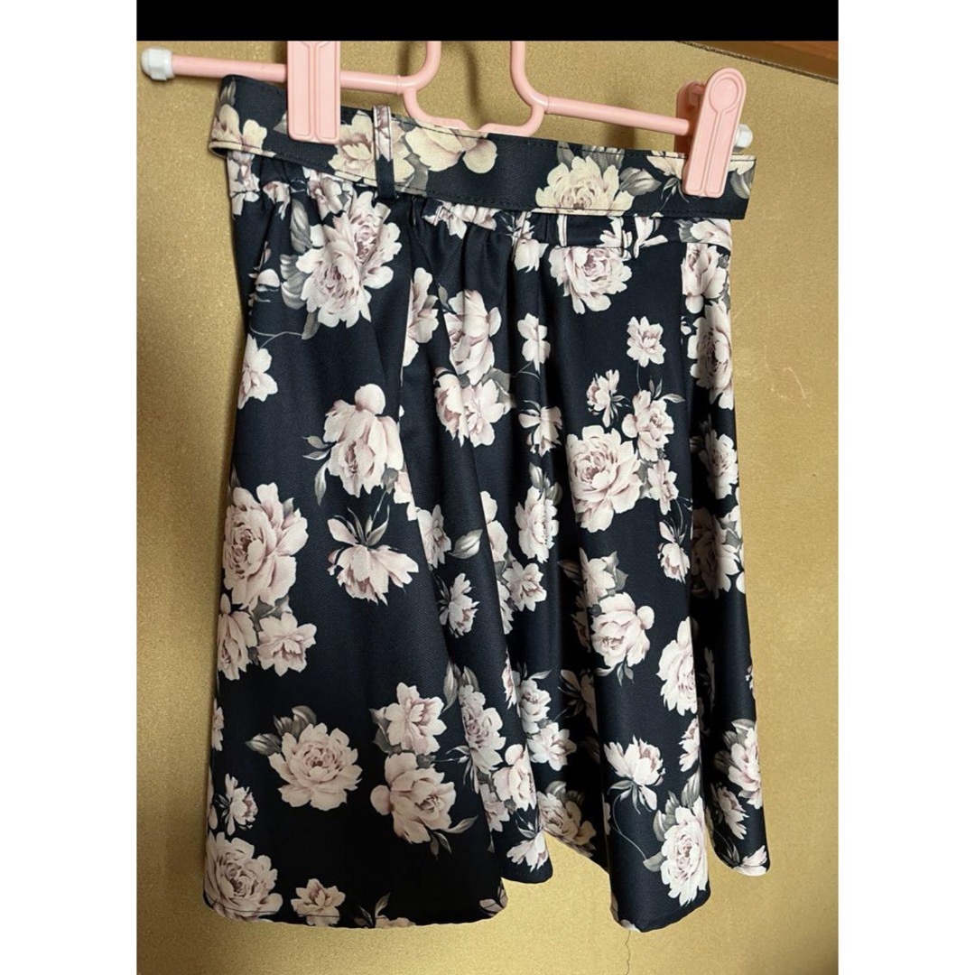 イング　花柄スカート　ネイビ Mサイズ レディースのスカート(ひざ丈スカート)の商品写真
