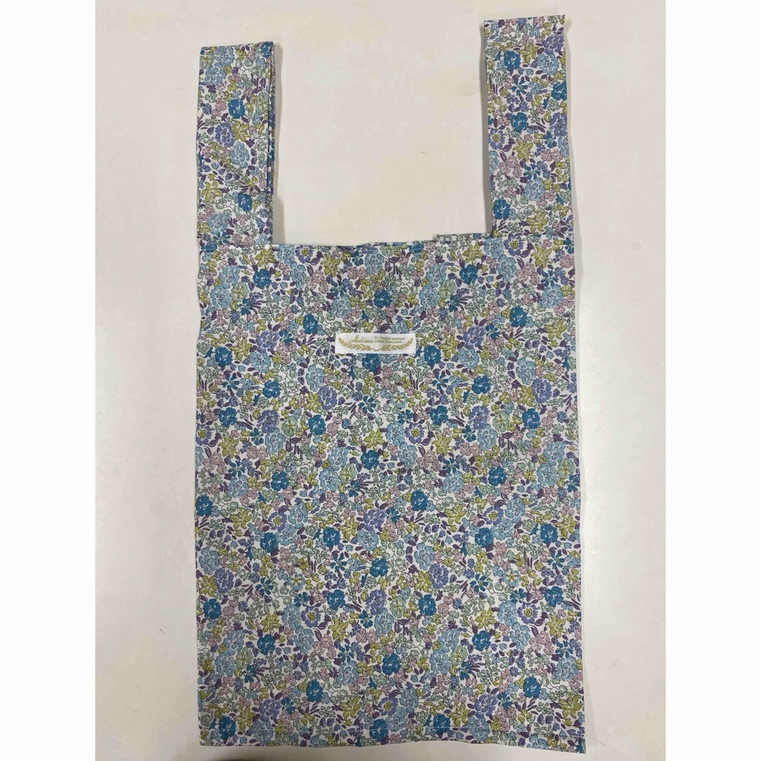 ハンドメイド　エコバッグ　コンビニサイズ　小花柄　ブルー レディースのバッグ(エコバッグ)の商品写真