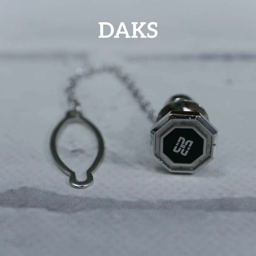 DAKS(ダックス)の【匿名配送】DAKS ダックス ピンブローチ シルバー ロゴ 黒 メンズのファッション小物(カフリンクス)の商品写真