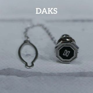 ダックス(DAKS)の【匿名配送】DAKS ダックス ピンブローチ シルバー ロゴ 黒(カフリンクス)