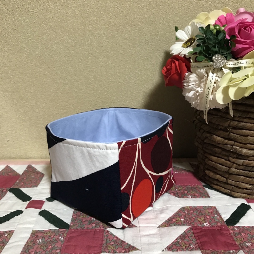 marimekko(マリメッコ)のマリメッコ    生地　ハンドメイド　シールトラプータルハ他　キューブBOX ハンドメイドの生活雑貨(その他)の商品写真