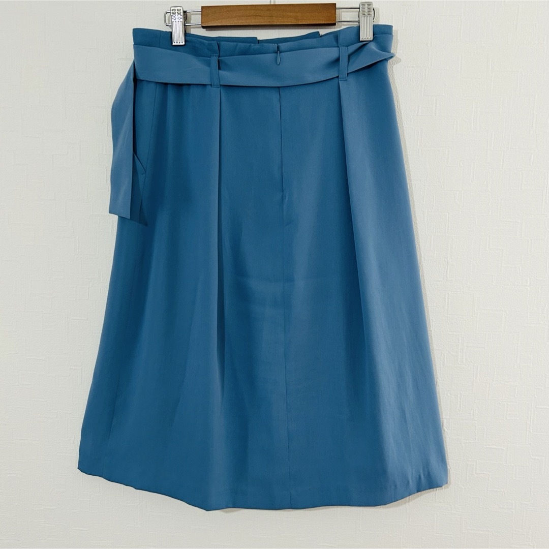 kumikyoku（組曲）(クミキョク)のKUMIKYOKU 組曲 ベルト付き フレアスカート ブルー OL 通勤 レディースのスカート(ひざ丈スカート)の商品写真