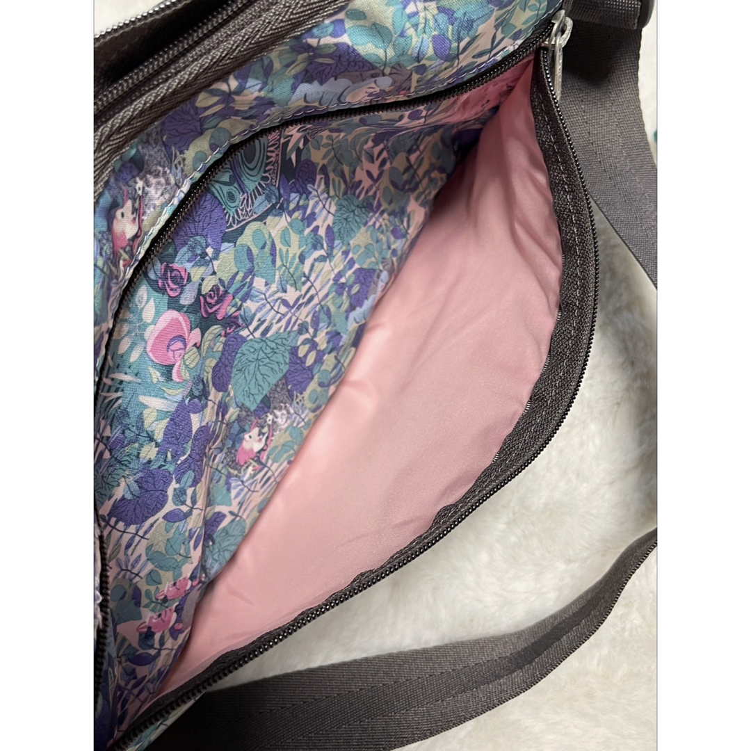 LeSportsac(レスポートサック)のレスポートサック  ショルダーバッグ　ポーチ付き　不思議の国のアリス　極美品 レディースのバッグ(ショルダーバッグ)の商品写真