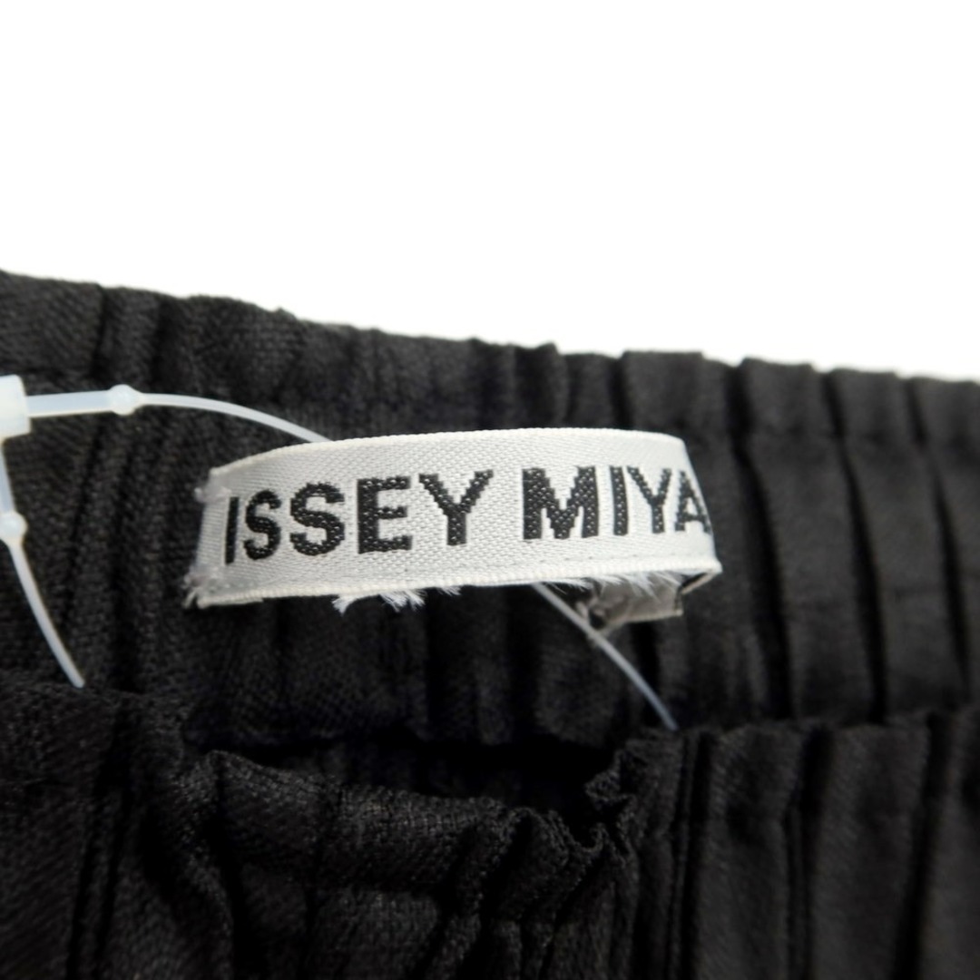 ISSEY MIYAKE(イッセイミヤケ)の【中古】イッセイミヤケ ISSEY MIYAKE 2023年秋冬 プリーツ加工 イージーパンツ ブラック【サイズ表記なし（L位）】【レディース】 レディースのパンツ(その他)の商品写真