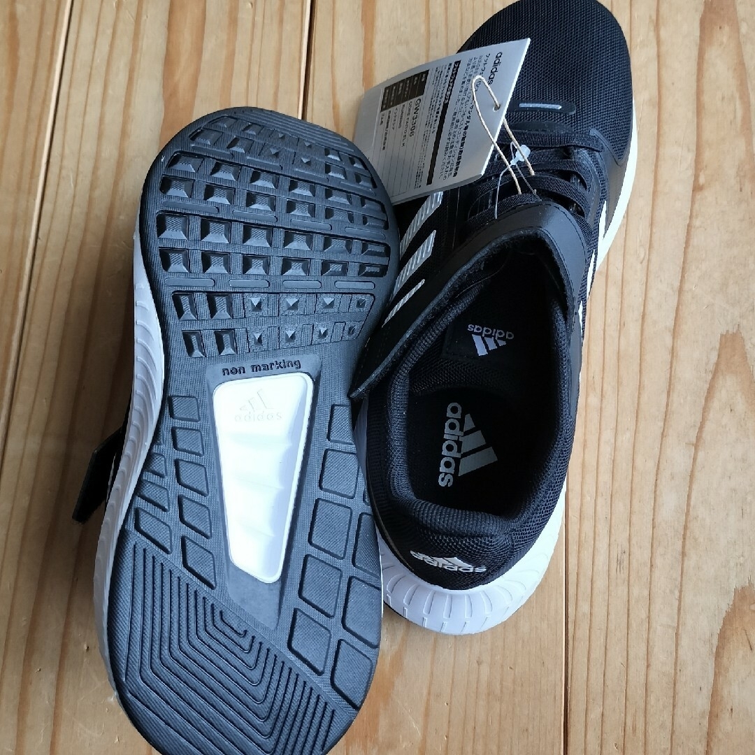 adidas(アディダス)の新品☆アディダススニーカー キッズ/ベビー/マタニティのキッズ靴/シューズ(15cm~)(スニーカー)の商品写真