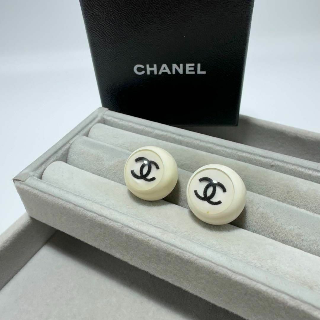 CHANEL(シャネル)の【箱あり】CHANEL ココマークイヤリング　ホワイト　01P レディースのアクセサリー(イヤリング)の商品写真