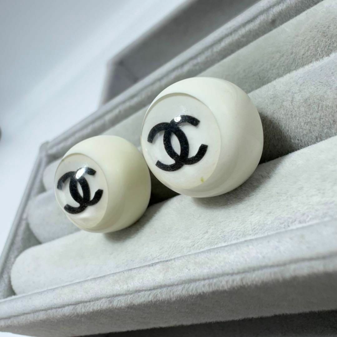 CHANEL(シャネル)の【箱あり】CHANEL ココマークイヤリング　ホワイト　01P レディースのアクセサリー(イヤリング)の商品写真