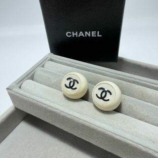 シャネル(CHANEL)の【箱あり】CHANEL ココマークイヤリング　ホワイト　01P(イヤリング)