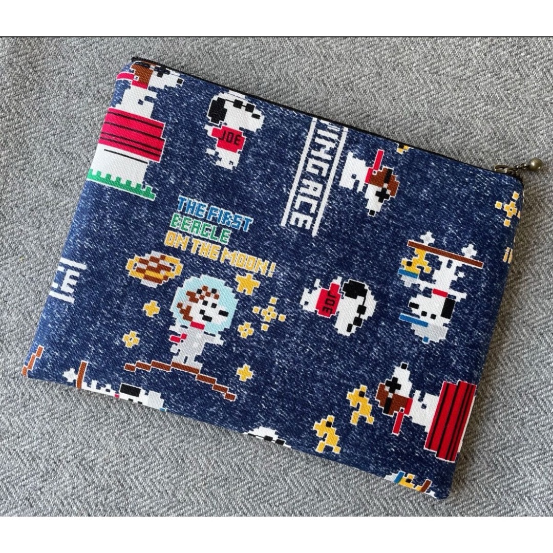 SNOOPY(スヌーピー)のハンドメイド　ぺたんこポーチ　スヌーピー　フライングエース レディースのファッション小物(ポーチ)の商品写真