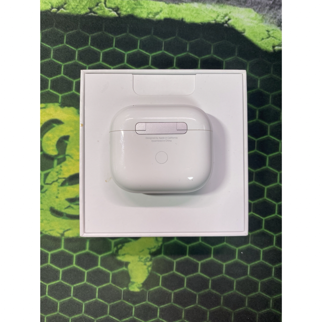 Apple(アップル)のApple AirPods  第３世代　充電ケース スマホ/家電/カメラのオーディオ機器(ヘッドフォン/イヤフォン)の商品写真