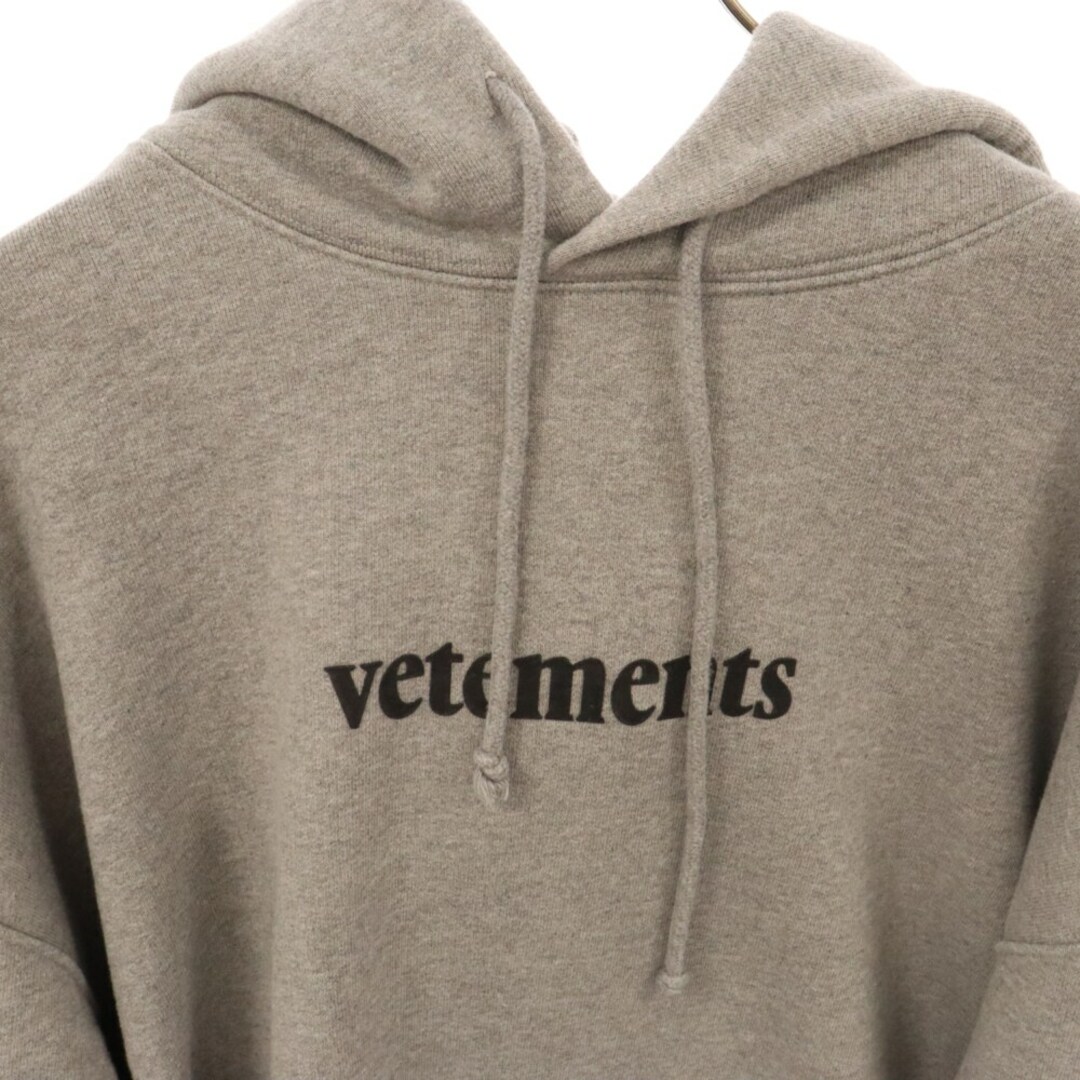 VETEMENTS ヴェトモン 20ss LOGO HOODIE ロゴフーディ プルオーバースウェットパーカー グレー SS20TR311 メンズのトップス(パーカー)の商品写真